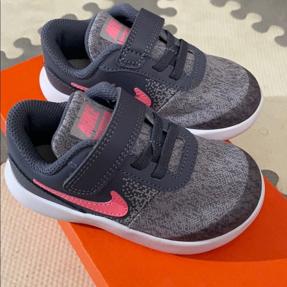 Nike toddler 7 sneakers - Picture 1 of 4
